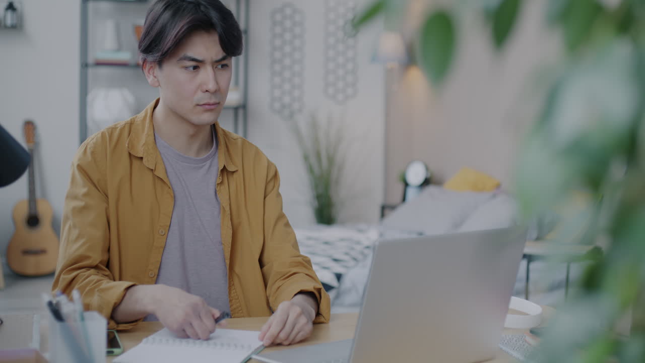 ชายหนุ่มทำงานจากที่บ้าน