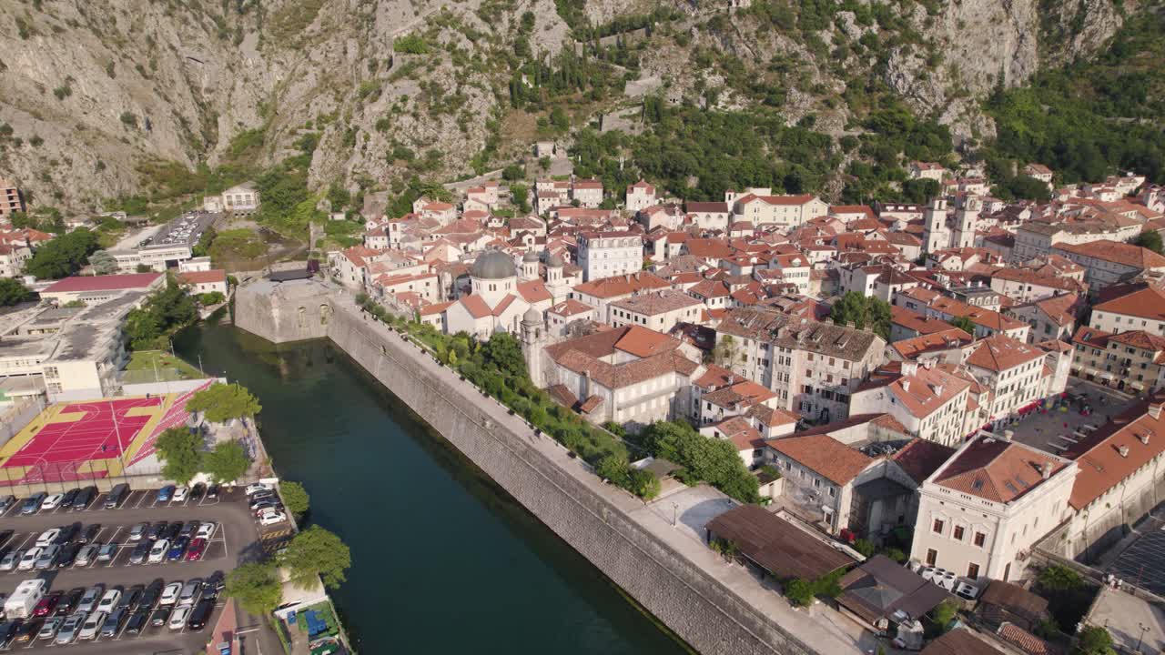 murallas aéreas de la ciudad de kotor con arquitectura histórica y río, montenegro