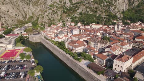 Luftaufnahme-Der-Stadtmauer-Von-Kotor-Mit-Historischer-Architektur-Und-Fluss,-Montenegro
