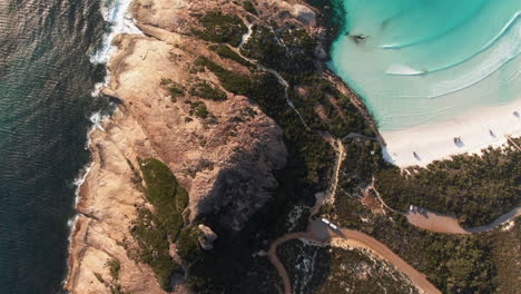 A-Gran-Altura,-Los-Camiones-Con-Drones-De-Arriba-Hacia-Abajo-Dispararon-Acantilados-Y-Rocas-Junto-A-Una-Hermosa-Playa-Blanca-En-Australia