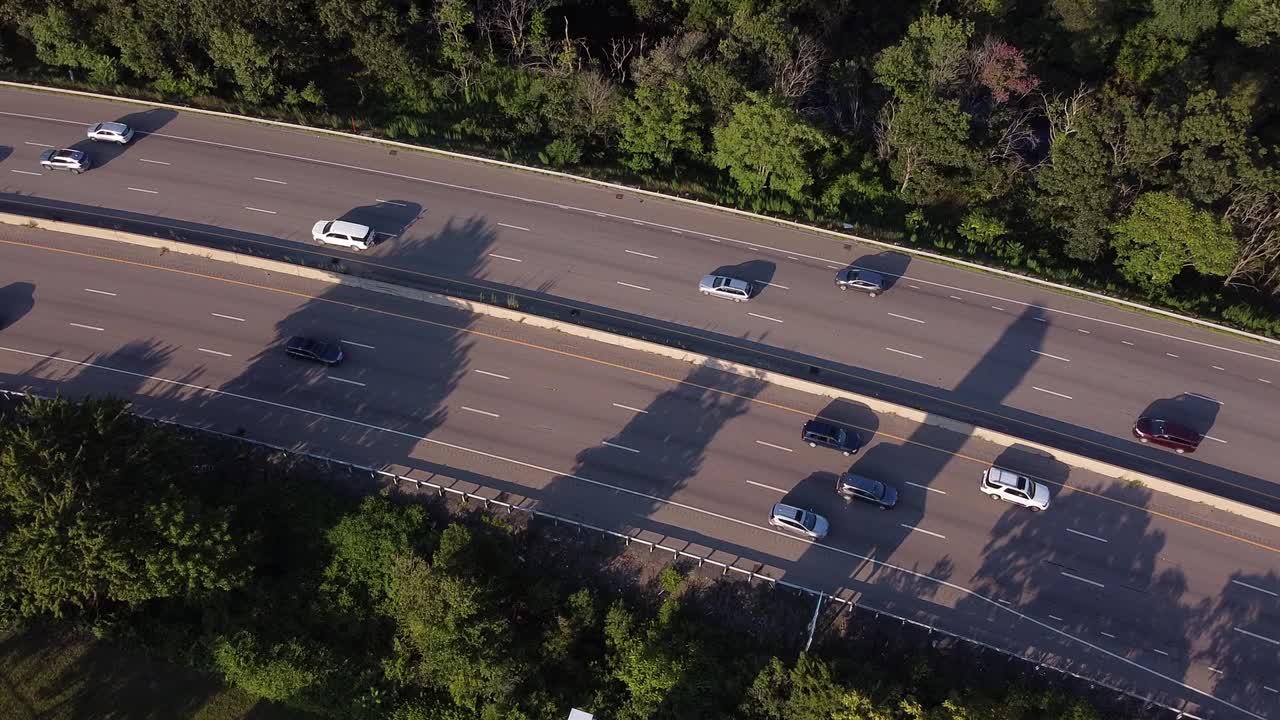 매사추세츠 고속도로가 내려다보이는 정적 샷