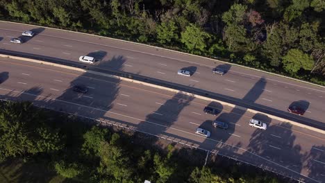 una toma estática con vistas a una autopista de massachusetts