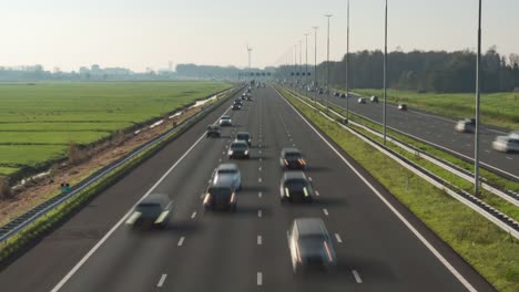 Fahrzeugverkehr-Auf-Stark-Befahrener-Europäischer-Autobahn,-Zeitraffer-Herauszoomen