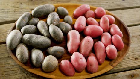 patatas dulces en una bandeja de madera 4k