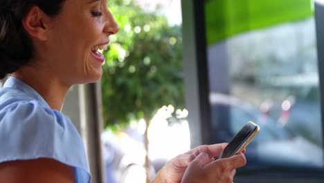 Mujer-De-Negocios-Sonriente-Usando-Teléfono-Móvil