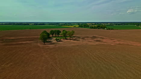 Vuelo-De-Drones-Sobre-Una-Zona-Agrícola-Hacia-Las-Ruinas-De-Una-Antigua-Granja