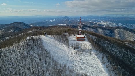 imágenes aéreas de drones 4k de un centro de comunicación de televisión y radio en la cima de la montaña en invierno