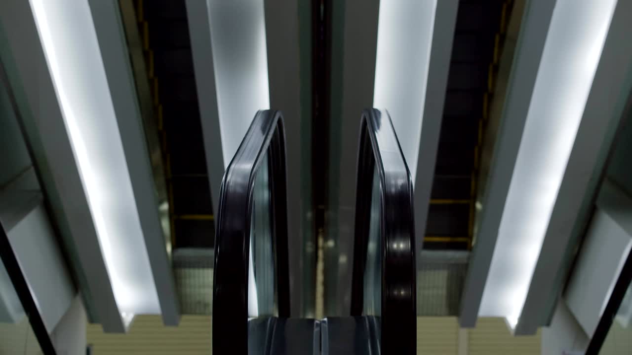 2개의 에스컬레이터를 위아래로 연결합니다.