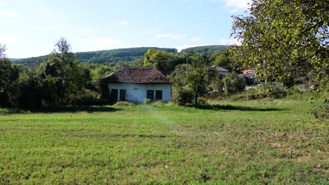 Statische-Aufnahmen-Mit-Einem-Alten-Haus-Im-Dorf