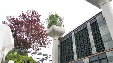 Tagsüber-Blickt-Man-Auf-Die-Futuristische-Gebäudearchitektur-Im-Shanghai-1000-Trees-Shopping-Mall