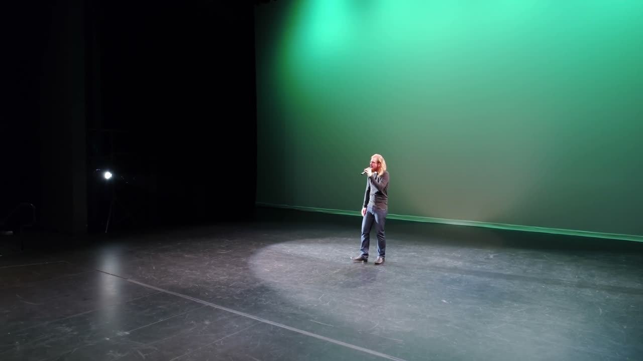 cantante cantando en el escenario 4k