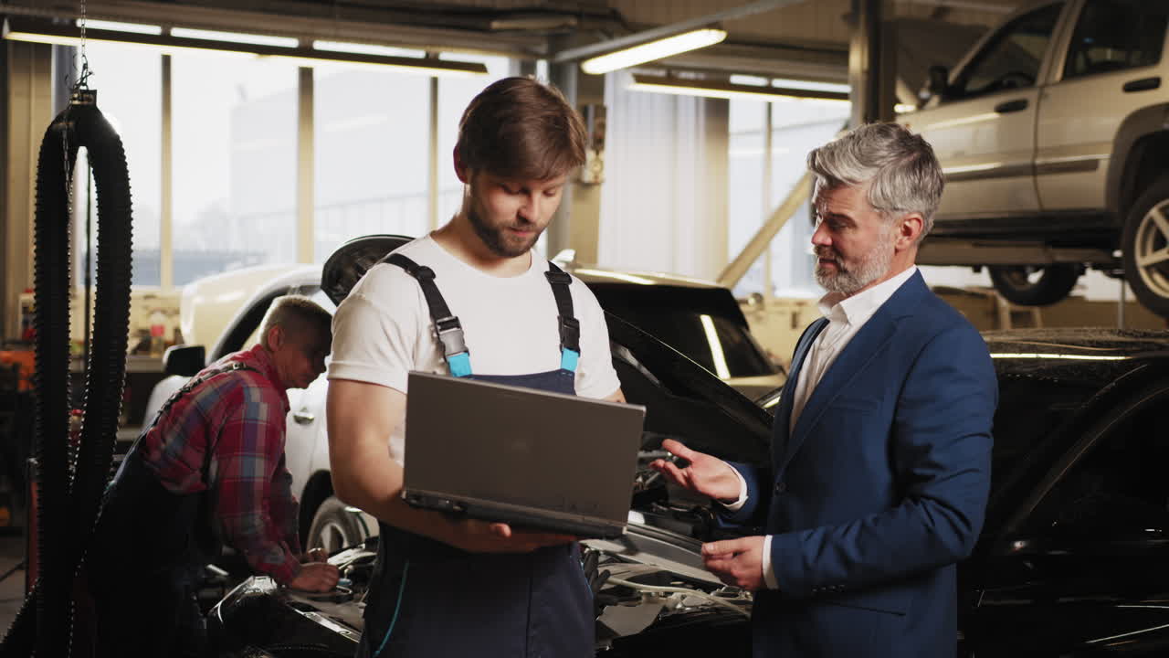 consulta de reparación de automóviles en un garaje