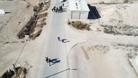disparo en la cabeza de un dron varios soldados del primer ejército corrieron bajo la dirección de los entrenadores