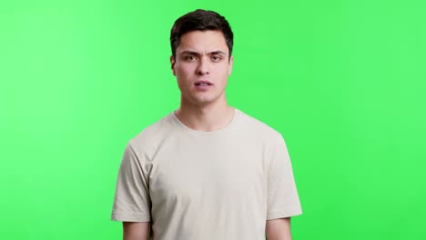 un tipo descontento cubriendo la nariz con la mano, huele horrible.