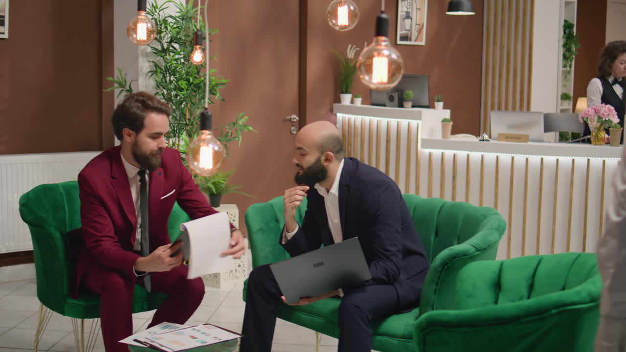 asociado forjando contactos con el inversor