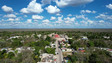 Rückwärts-Drohnenaufnahme-Der-Alten-Kirche-In-Tahmek-Yucatan-Mexiko-An-Einem-Sehr-Sonnigen-Tag