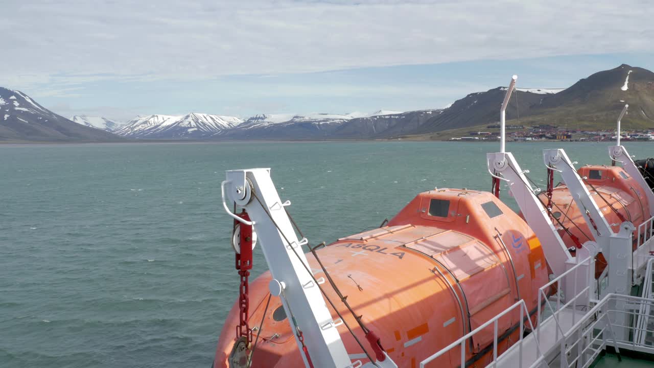 산이 있는 롱이어비엔 항구