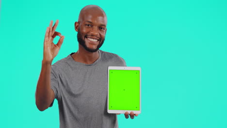 está bien, hombre negro con tableta.