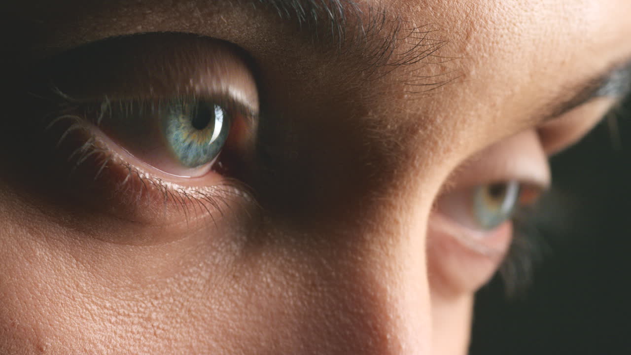 ojos de mujer mirando hacia adelante con visión