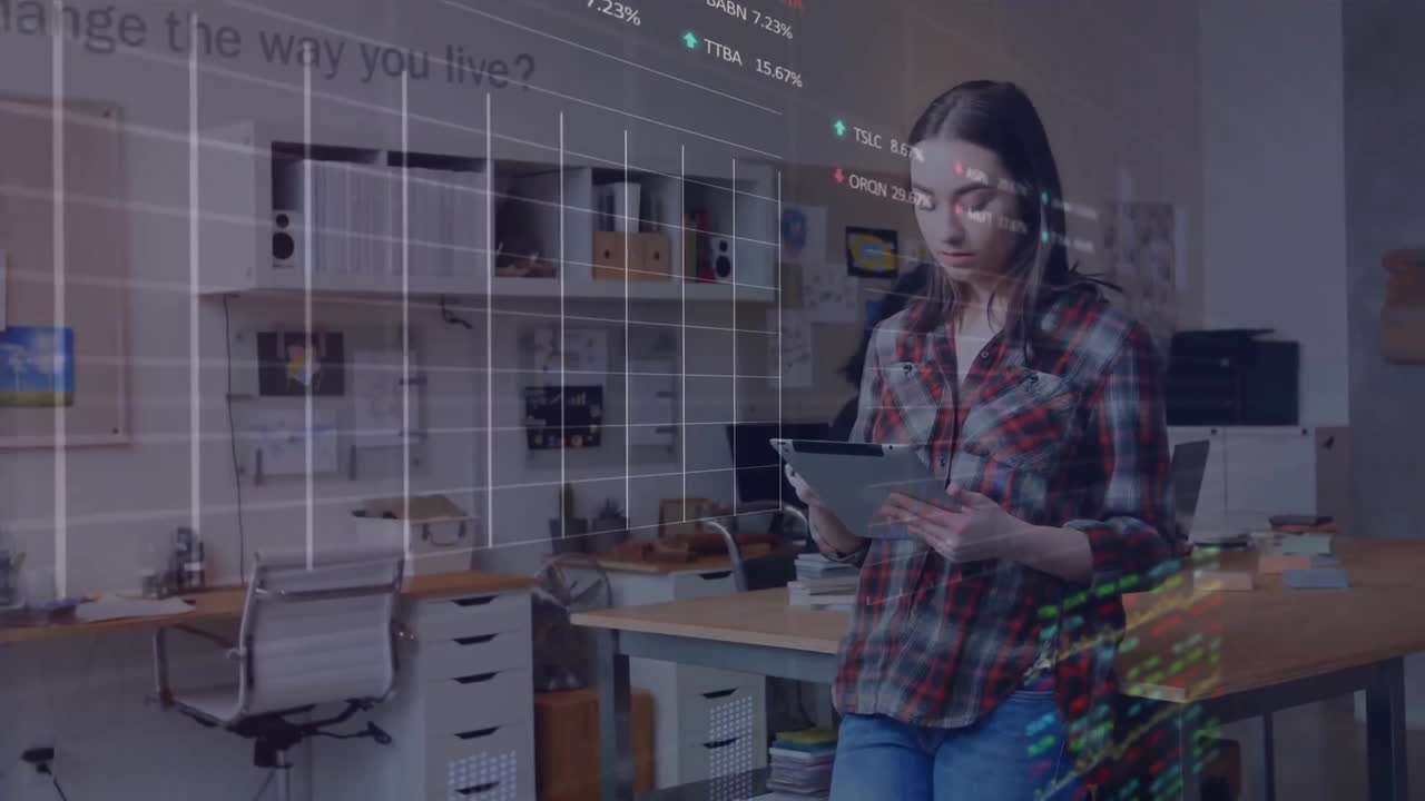 animación del procesamiento de datos financieros sobre una mujer caucásica usando una tableta