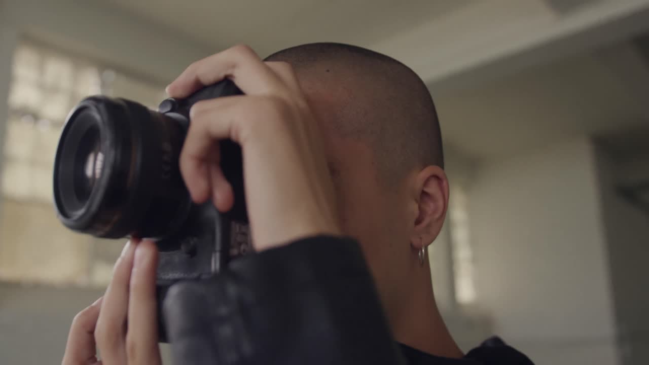 버려진 창고에 있는 멋진 젊은 남자