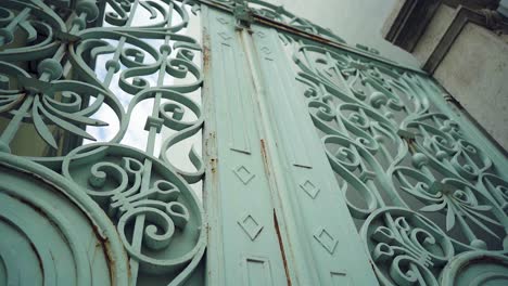 puerta de hierro con cámara de adorno oxidado viajando