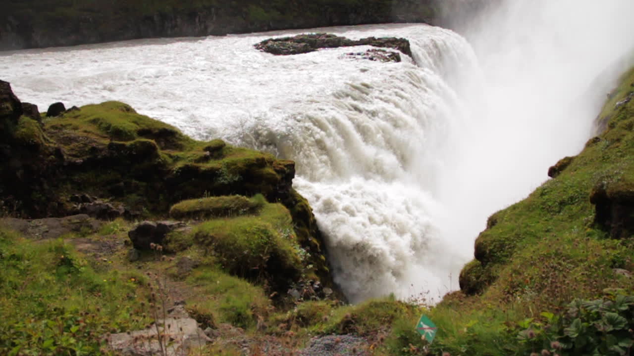 cascada de gullfoss de islandia que fluye a la luz del día