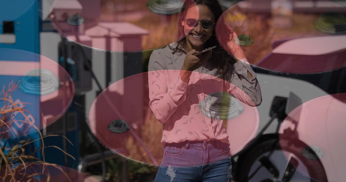 Animação de barris sobre mulher caucasiana usando smartphone