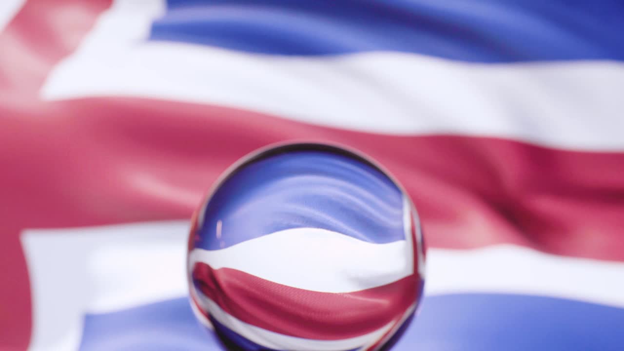 아이슬란드 발이 4k에서 파란 하늘을 향해 흔들리고 있습니다.