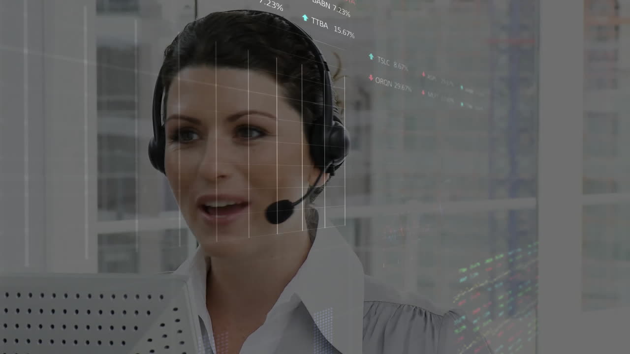animación del procesamiento de datos financieros sobre una mujer de negocios caucásica usando auriculares de teléfono