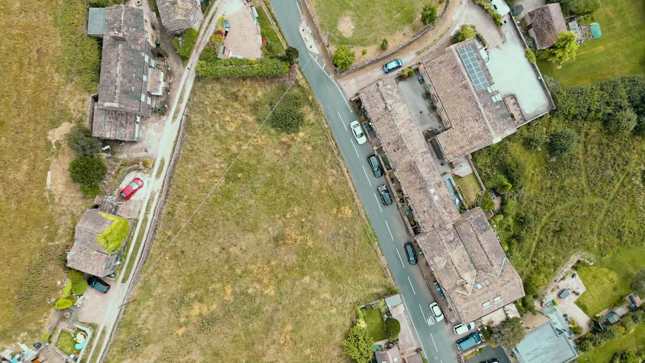 오래된 방앗간과 굴뚝 스택-1이 있는 시골 산업 마을의 항공 영상