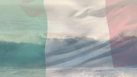 Animación-De-La-Bandera-De-Italia-Ondeando-Sobre-El-Paisaje-Marino-De-La-Playa.