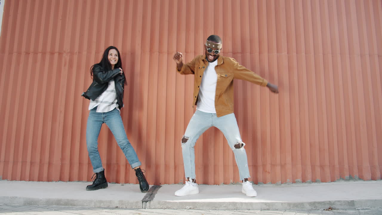 een stel dat buiten danst.