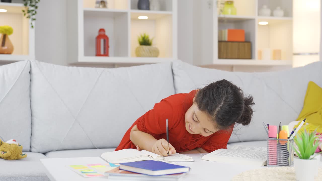 행복하고 만족한 소녀는 긍정적인 제스처 표정으로 카메라를 쳐다본다.