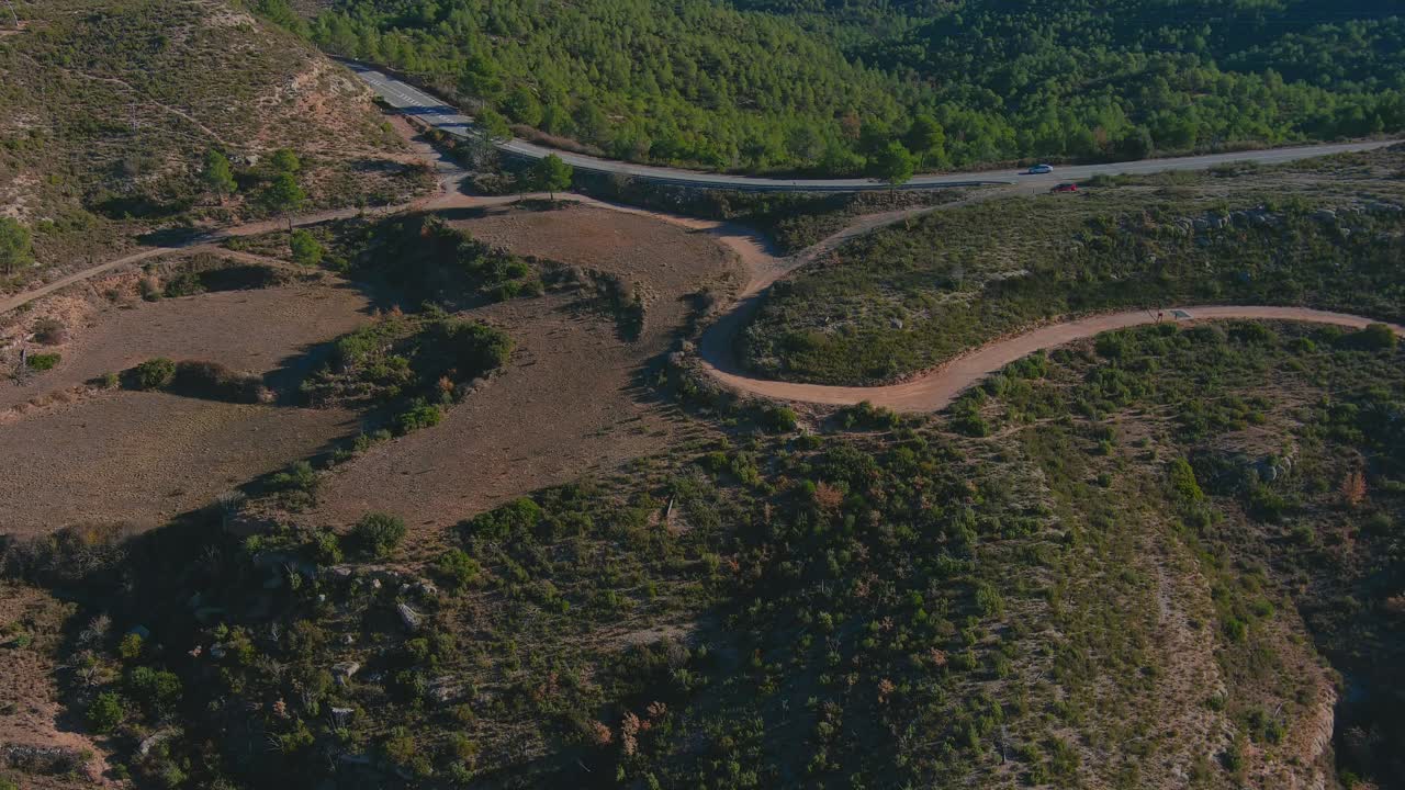 vista aérea de la carretera junto al bosque de las cruces, cerca de marganell, barcelona