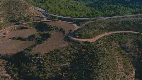 Luftaufnahme-Der-Straße-Neben-Dem-Wald-Der-Kreuze,-In-Der-Nähe-Von-Marganell,-Barcelona