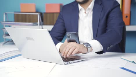 el hombre de negocios que usa el teléfono inteligente aprueba, buenas noticias, bonificaciones, ganancias.