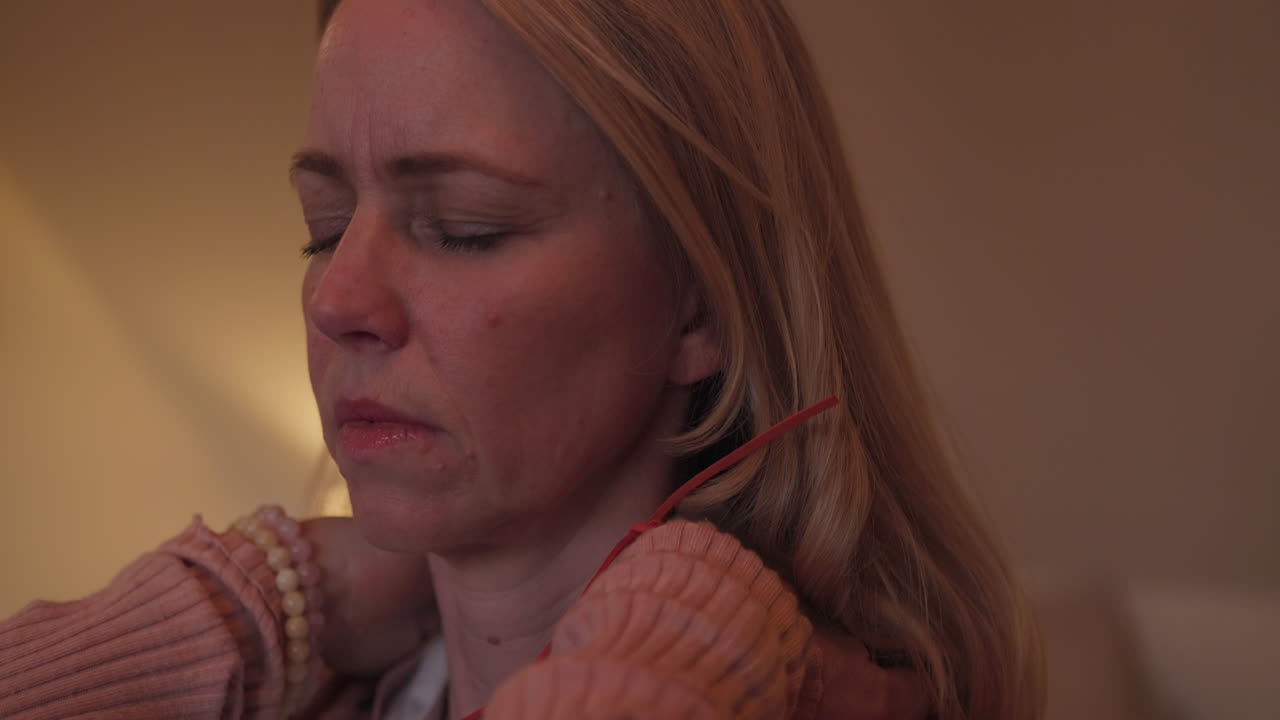 mujer con dolor de cuello