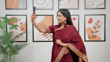 Mujer-India-Feliz-Realizando-Una-Videollamada