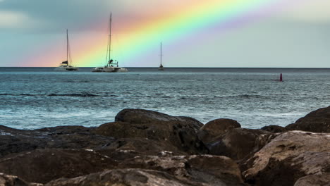 Zeitraffer-Des-Verschwindens-Des-Bunten-Regenbogens,-Während-Sich-Der-Regenschauer-über-Den-Horizont-Bewegt