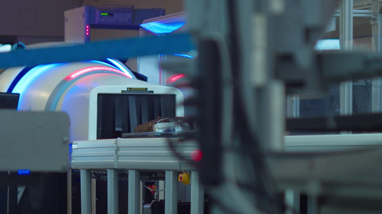 공항에서 x-ray tsa 보안 스캐너에서 출발하는 수하물과 빈 통이 반환됩니다.