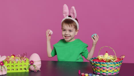 Un-Niño-Lindo-Y-Sonriente-Jugando-A-Peek-A-Boo-Con-Huevos-Pintados-De-Colores