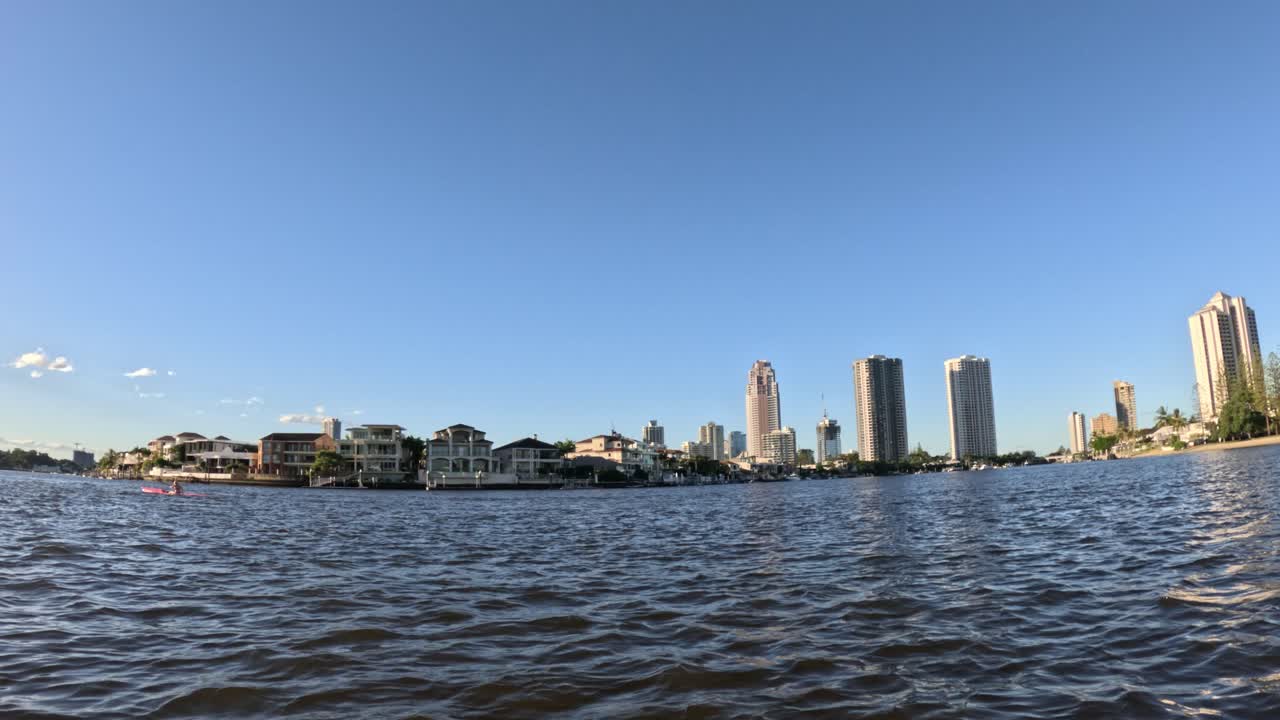 도시 스카이 라인 을 가진 골드 코스트 물 을 항해 하는 배