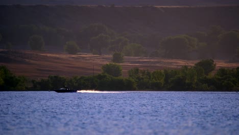 Wassersportaktivitäten-Im-Boulder-Reservoir-Während-Des-Sonnenuntergangs