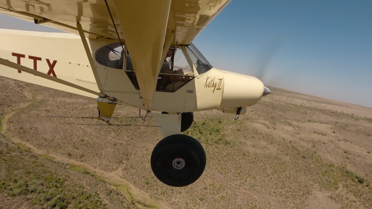 Piccolo aereo bushcraft che atterra su una pista di atterraggio nella savana