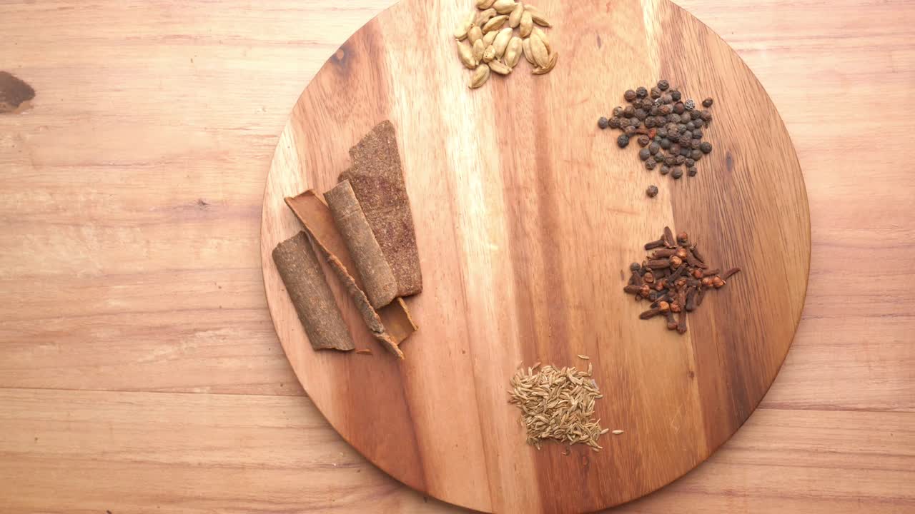 나무판 에 놓인 여러 가지 향신료