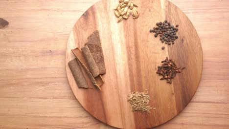 especias variadas en una tabla de madera