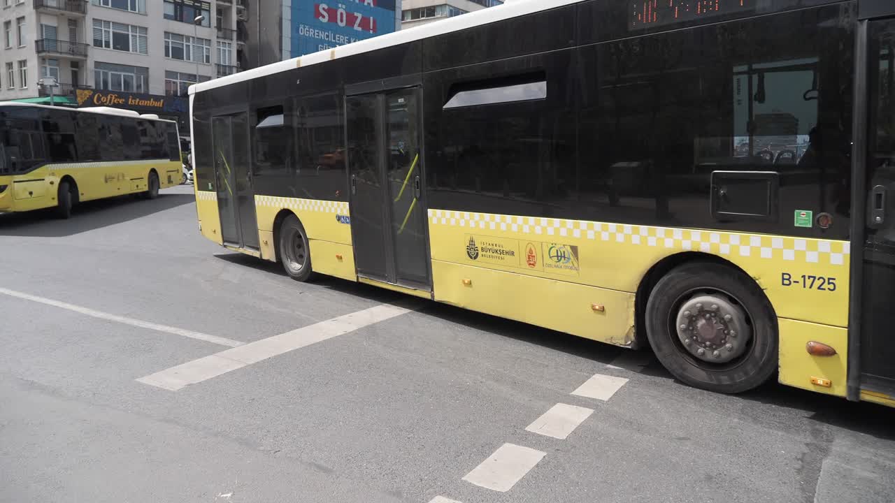 escena callejera con autobuses y peatones en estambul, turquía