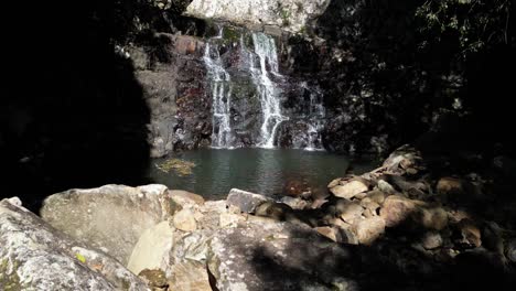 Sonnenschein-Erleuchtet-Einen-Abgelegenen-Regenwaldwasserfall-Und-Ein-Natürliches-Badeloch