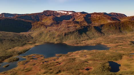 Vista-De-Pájaro-Del-Pequeño-Lago-En-La-Meseta-De-La-Isla-Senja